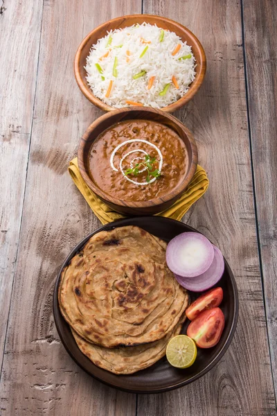 Dal Makhani ou daal makhni ou Daal makhani, almoço indiano / jantar servido com arroz simples e manteiga Roti, Chapati, Paratha e salada — Fotografia de Stock