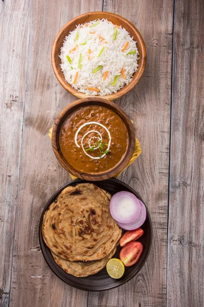 Дал Махани или Даал Махни или Даал Махани, индийский обед / ужин, подаваемый с обычным рисом и маслом Роти, Чапати, Паратха и салат — стоковое фото