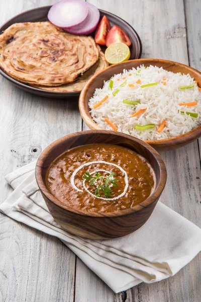 Dal Makhani o daal makhni o Daal makhani, comida / cena india servida con arroz y mantequilla Roti, Chapati, Paratha y ensalada — Foto de Stock