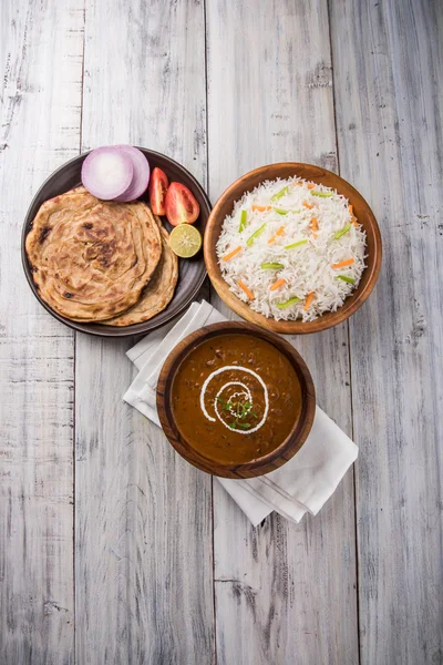 Dal Makhani ou daal makhni ou Daal makhani, déjeuner / dîner indien servi avec du riz nature et du beurre Roti, Chapati, Paratha et salade — Photo