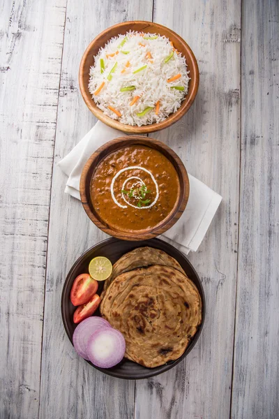 Dal 茅屋或 daal makhni 或 daal 茅屋, 印度午餐/晚餐项目与平原大米和黄油印度, 薄饼, 煎饼和沙拉 — 图库照片