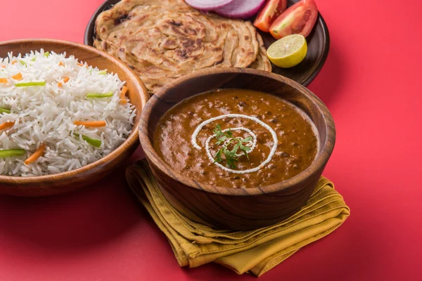 Dal 茅屋或 daal makhni 或 daal 茅屋, 印度午餐/晚餐项目与平原大米和黄油印度, 薄饼, 煎饼和沙拉 — 图库照片