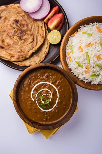 Dal Makhani や豆の事や豆 makhani、インドのランチ/ディナー アイテム プレーンご飯とバター ロティ、チャパティ、パラタ、サラダ添え — ストック写真