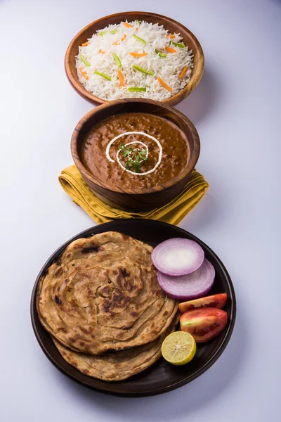 Dal Makhani eller daal makhni eller Daal makhani, indisk lunsj / middag med vanlig ris og smør-Roti, chapati, Paratha og salat – stockfoto
