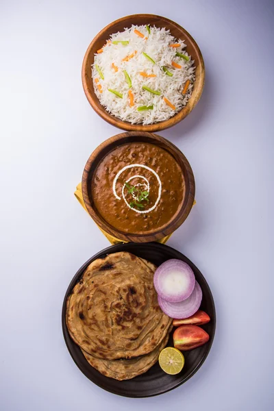 Dal Makhani や豆の事や豆 makhani、インドのランチ/ディナー アイテム プレーンご飯とバター ロティ、チャパティ、パラタ、サラダ添え — ストック写真