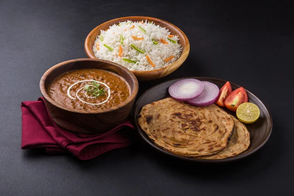 Dal Makhani vagy daal makhni vagy Daal makhani, indiai ebéd/vacsora elem sima rizs és a vaj Roti, Chapati, Paratha és saláta — Stock Fotó