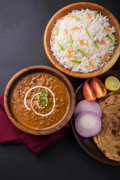 Dal makhani oder daal makhni oder daal makhani, indisches Mittag- / Abendessen mit Reis und Butter Roti, Chapati, Paratha und Salat — Stockfoto