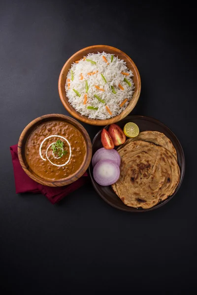 Dal Makhani eller daal makhni eller Daal makhani, indisk lunsj / middag med vanlig ris og smør-Roti, chapati, Paratha og salat – stockfoto