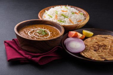 Dal Makhani veya Hint makhni veya Hint makhani, Hint öğle/akşam madde sade pilav ve tereyağı Roti, Chapati, Paratha ve salata ile servis