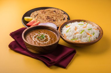Dal Makhani veya Hint makhni veya Hint makhani, Hint öğle/akşam madde sade pilav ve tereyağı Roti, Chapati, Paratha ve salata ile servis
