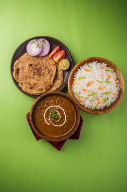 Dal Makhani veya Hint makhni veya Hint makhani, Hint öğle/akşam madde sade pilav ve tereyağı Roti, Chapati, Paratha ve salata ile servis