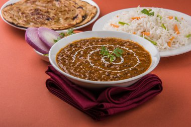 Dal Makhani veya Hint makhni veya Hint makhani, Hint öğle/akşam madde sade pilav ve tereyağı Roti, Chapati, Paratha ve salata ile servis