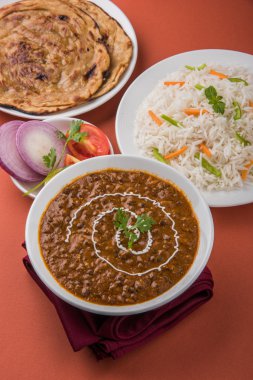 Dal Makhani veya Hint makhni veya Hint makhani, Hint öğle/akşam madde sade pilav ve tereyağı Roti, Chapati, Paratha ve salata ile servis