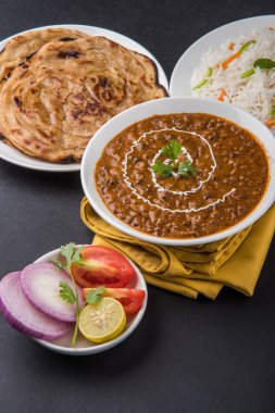 Dal Makhani veya Hint makhni veya Hint makhani, Hint öğle/akşam madde sade pilav ve tereyağı Roti, Chapati, Paratha ve salata ile servis
