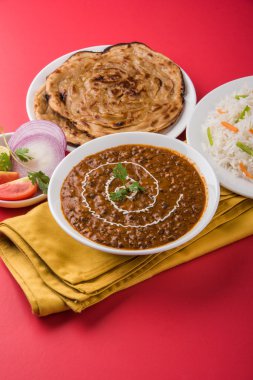Dal Makhani veya Hint makhni veya Hint makhani, Hint öğle/akşam madde sade pilav ve tereyağı Roti, Chapati, Paratha ve salata ile servis