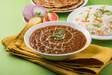 Dal Makhani veya Hint makhni veya Hint makhani, Hint öğle/akşam madde sade pilav ve tereyağı Roti, Chapati, Paratha ve salata ile servis