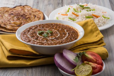 Dal Makhani veya Hint makhni veya Hint makhani, Hint öğle/akşam madde sade pilav ve tereyağı Roti, Chapati, Paratha ve salata ile servis