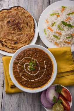 Dal Makhani veya Hint makhni veya Hint makhani, Hint öğle/akşam madde sade pilav ve tereyağı Roti, Chapati, Paratha ve salata ile servis