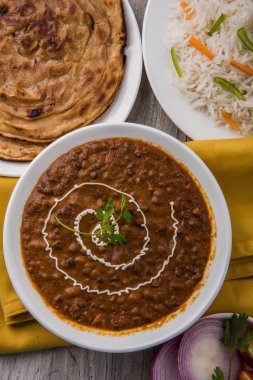 Dal Makhani veya Hint makhni veya Hint makhani, Hint öğle/akşam madde sade pilav ve tereyağı Roti, Chapati, Paratha ve salata ile servis