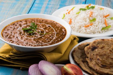 Dal Makhani veya Hint makhni veya Hint makhani, Hint öğle/akşam madde sade pilav ve tereyağı Roti, Chapati, Paratha ve salata ile servis
