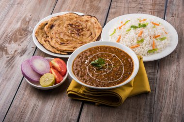 Dal Makhani veya Hint makhni veya Hint makhani, Hint öğle/akşam madde sade pilav ve tereyağı Roti, Chapati, Paratha ve salata ile servis