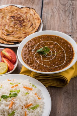 Dal Makhani veya Hint makhni veya Hint makhani, Hint öğle/akşam madde sade pilav ve tereyağı Roti, Chapati, Paratha ve salata ile servis