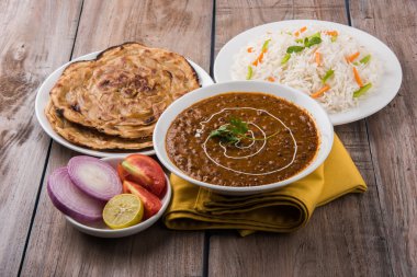 Dal Makhani veya Hint makhni veya Hint makhani, Hint öğle/akşam madde sade pilav ve tereyağı Roti, Chapati, Paratha ve salata ile servis