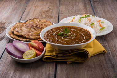 Dal Makhani veya Hint makhni veya Hint makhani, Hint öğle/akşam madde sade pilav ve tereyağı Roti, Chapati, Paratha ve salata ile servis
