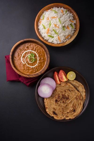 Dal Makhani eller daal makhni eller Daal makhani, indisk lunsj / middag med vanlig ris og smør-Roti, chapati, Paratha og salat – stockfoto