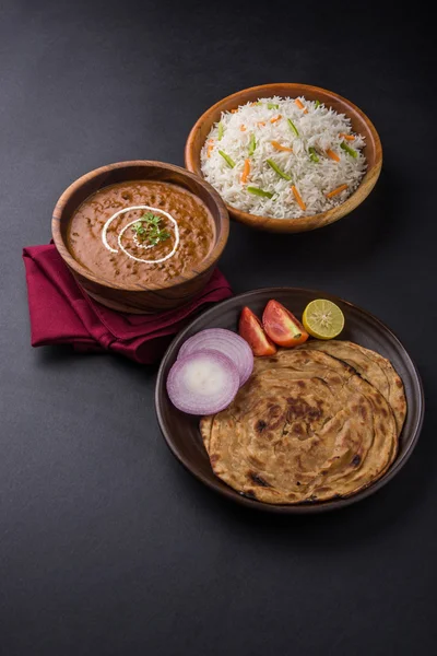 Dal Makhani ou daal makhni ou Daal makhani, almoço indiano / jantar servido com arroz simples e manteiga Roti, Chapati, Paratha e salada — Fotografia de Stock