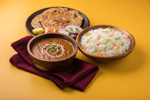 Dal makhani oder daal makhni oder daal makhani, indisches Mittag- / Abendessen mit Reis und Butter Roti, Chapati, Paratha und Salat — Stockfoto