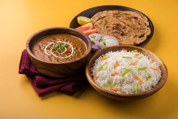 Dal Makhani or daal makhni or Daal makhani, indian lunch/dinner item served with plain rice and butter Roti, Chapati, Paratha and salad — Stock Photo, Image