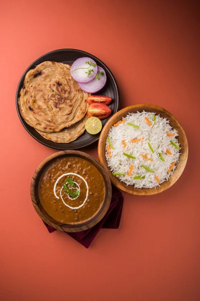 Dal Makhani や豆の事や豆 makhani、インドのランチ/ディナー アイテム プレーンご飯とバター ロティ、チャパティ、パラタ、サラダ添え — ストック写真