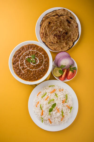 Dal Makhani lub daal makhni lub Daal makhani, indyjski lunch/kolację element serwowane zwykły ryż i masło Roti, Chapati, Paratha i sałatka — Zdjęcie stockowe