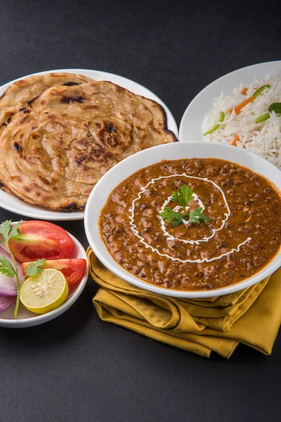 Dal Makhani ou daal makhni ou Daal makhani, déjeuner / dîner indien servi avec du riz nature et du beurre Roti, Chapati, Paratha et salade — Photo