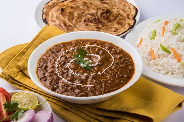Dal Makhani o daal makhni o Daal makhani, comida / cena india servida con arroz y mantequilla Roti, Chapati, Paratha y ensalada —  Fotos de Stock