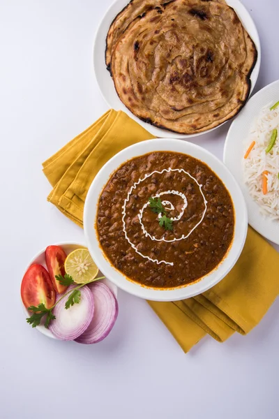 Dal Makhani eller daal makhni eller Daal makhani, indisk lunsj / middag med vanlig ris og smør-Roti, chapati, Paratha og salat – stockfoto