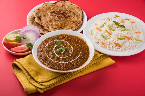 Dal Makhani o daal makhni o Daal makhani, comida / cena india servida con arroz y mantequilla Roti, Chapati, Paratha y ensalada —  Fotos de Stock