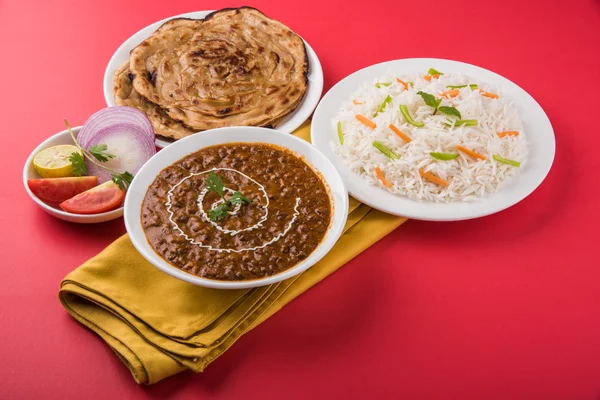 Dal Makhani o daal makhni o Daal makhani, comida / cena india servida con arroz y mantequilla Roti, Chapati, Paratha y ensalada — Foto de Stock