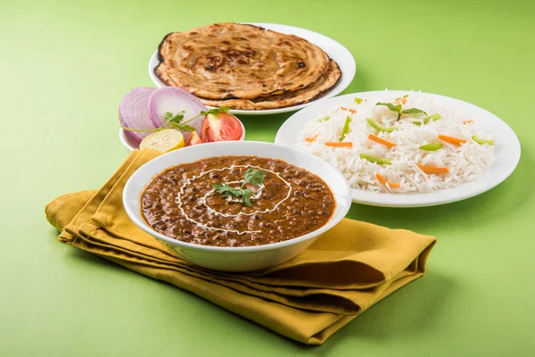 Dal Makhani o daal makhni o Daal makhani, pranzo / cena indiano servito con riso e burro Roti, Chapati, Paratha e insalata — Foto Stock