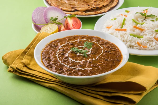 Dal Makhani veya Hint makhni veya Hint makhani, Hint öğle/akşam madde sade pilav ve tereyağı Roti, Chapati, Paratha ve salata ile servis — Stok fotoğraf