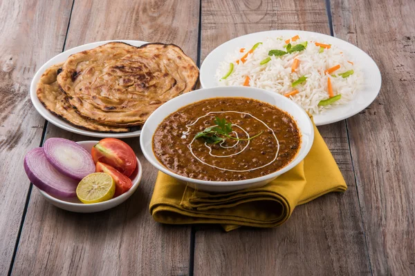 Dal Makhani o daal makhni o Daal makhani, pranzo / cena indiano servito con riso e burro Roti, Chapati, Paratha e insalata — Foto Stock
