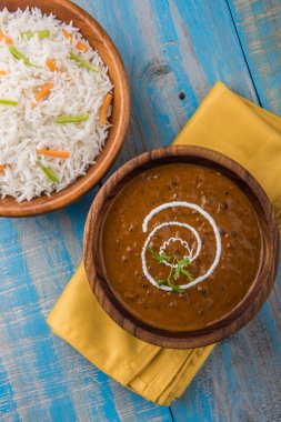 Dal Makhani veya daal makhni veya Daal makhani, hint öğle yemeği / akşam yemeği öğe sade pirinç ve tereyağı Roti, Chapati, Paratha ve salata, mavi ahşap masa üstü üzerinde servis