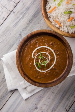 Baharatlı nohut Çola Masala veya Chana Masala veya kolesistektomi olarak da bilinen Kızarmış puri, turşu ve yeşil salata ile servis