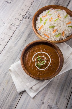Baharatlı nohut Çola Masala veya Chana Masala veya kolesistektomi olarak da bilinen Kızarmış puri, turşu ve yeşil salata ile servis