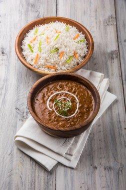 Baharatlı nohut Çola Masala veya Chana Masala veya kolesistektomi olarak da bilinen Kızarmış puri, turşu ve yeşil salata ile servis