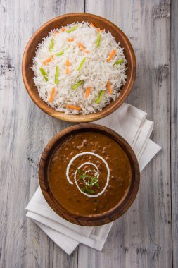 Baharatlı nohut Çola Masala veya Chana Masala veya kolesistektomi olarak da bilinen Kızarmış puri, turşu ve yeşil salata ile servis