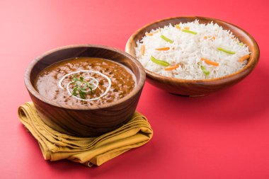 Baharatlı nohut Çola Masala veya Chana Masala veya kolesistektomi olarak da bilinen Kızarmış puri, turşu ve yeşil salata ile servis