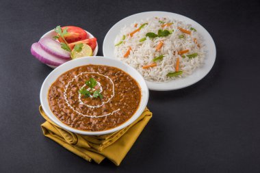Baharatlı nohut Çola Masala veya Chana Masala veya kolesistektomi olarak da bilinen Kızarmış puri, turşu ve yeşil salata ile servis