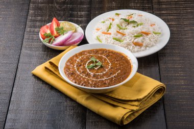 Baharatlı nohut Çola Masala veya Chana Masala veya kolesistektomi olarak da bilinen Kızarmış puri, turşu ve yeşil salata ile servis